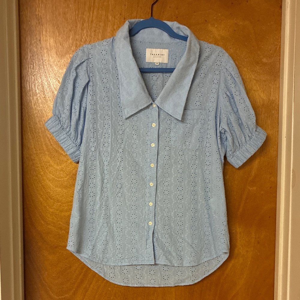 The shirt Rochelle Behrens Short Sleeve Blue Eyelet 100% Cotton Large Collar Top
